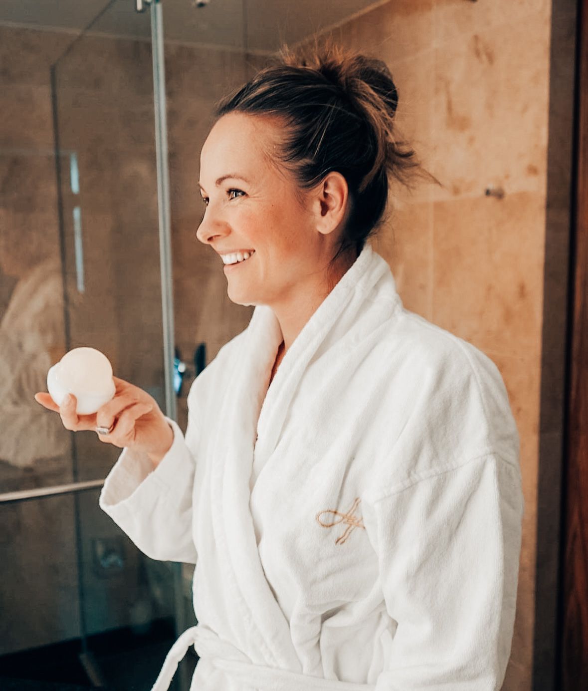 Frau in Bademental verwende Krio Skin Icing blick links